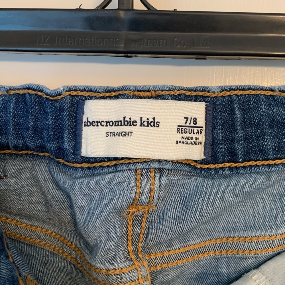 Abercrombie Kids Boys Lightweight Straight Leg Jeans in Medium Wash - Picture 3 of 13